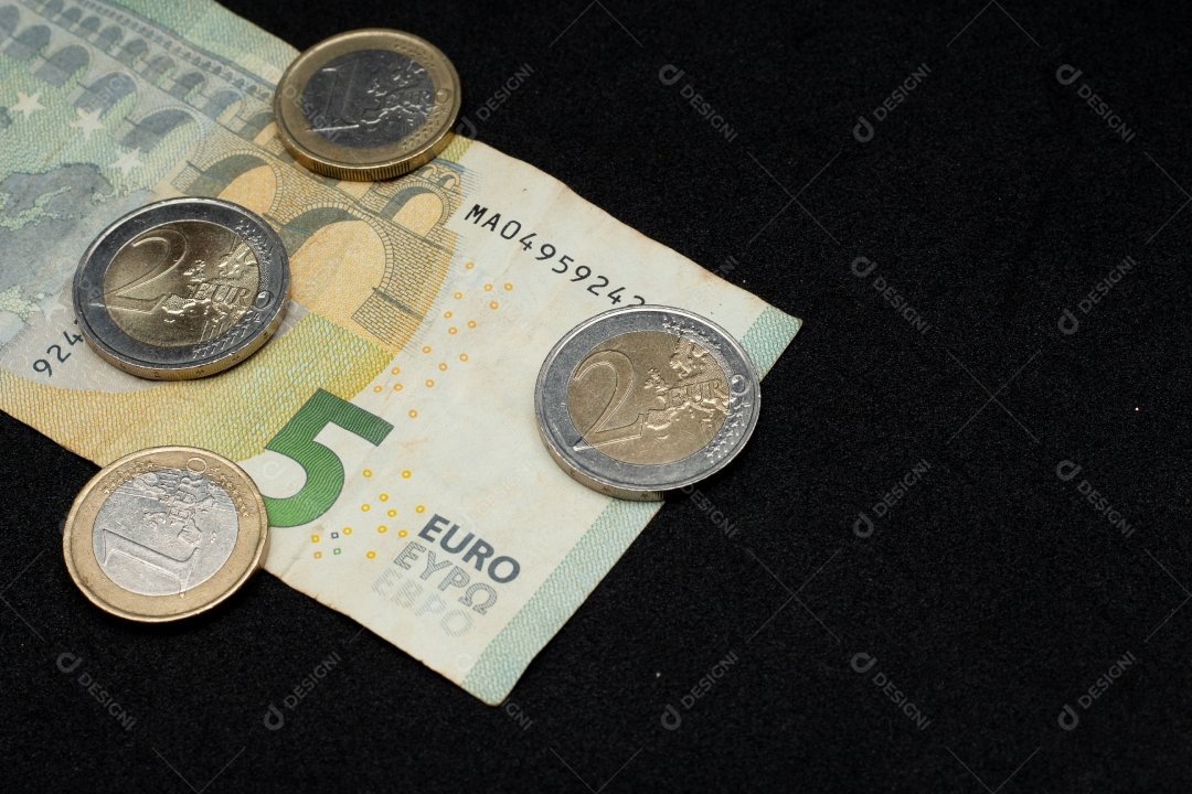 Dinheiro sobre uma mesa