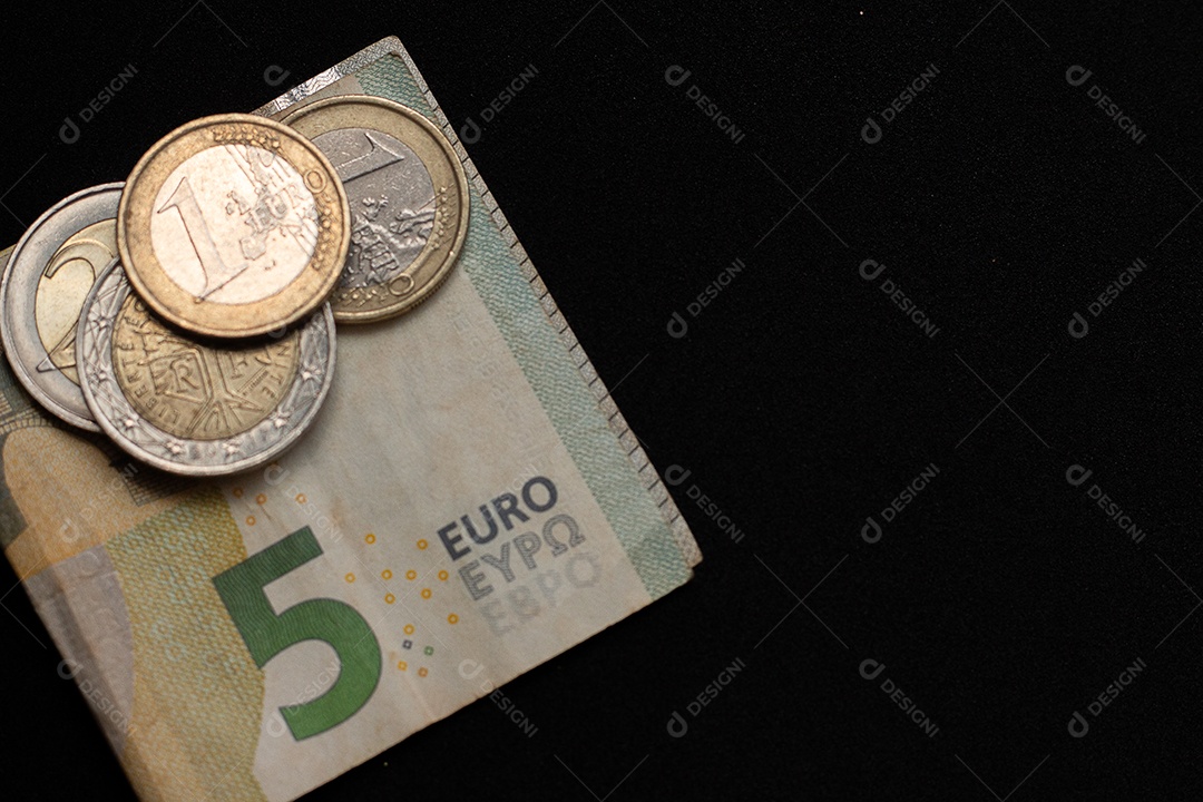 Dinheiro sobre uma mesa