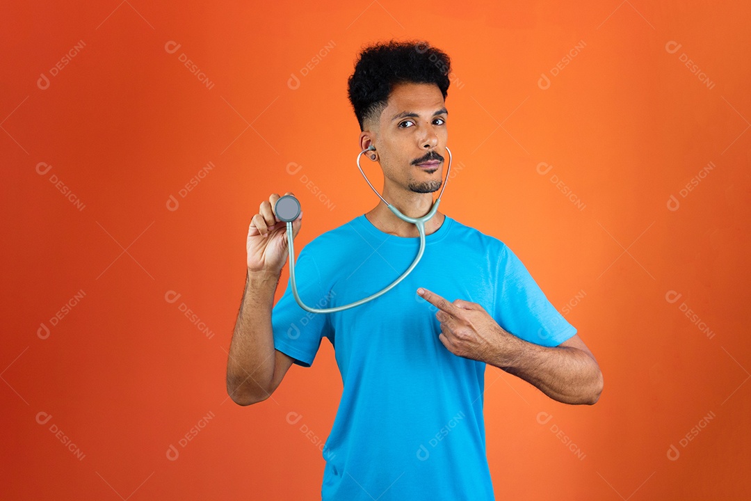 Médico brasileiro negro residente com estetoscópio em fundo laranja.