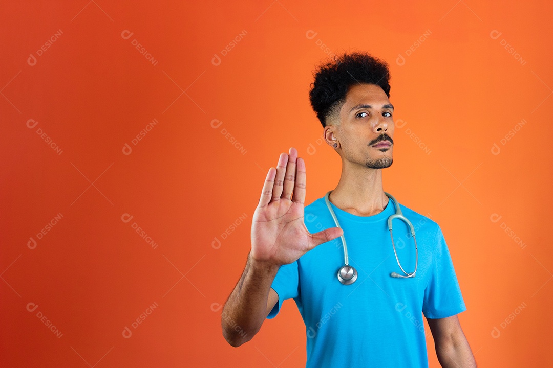 Médico brasileiro negro residente com estetoscópio em fundo laranja.