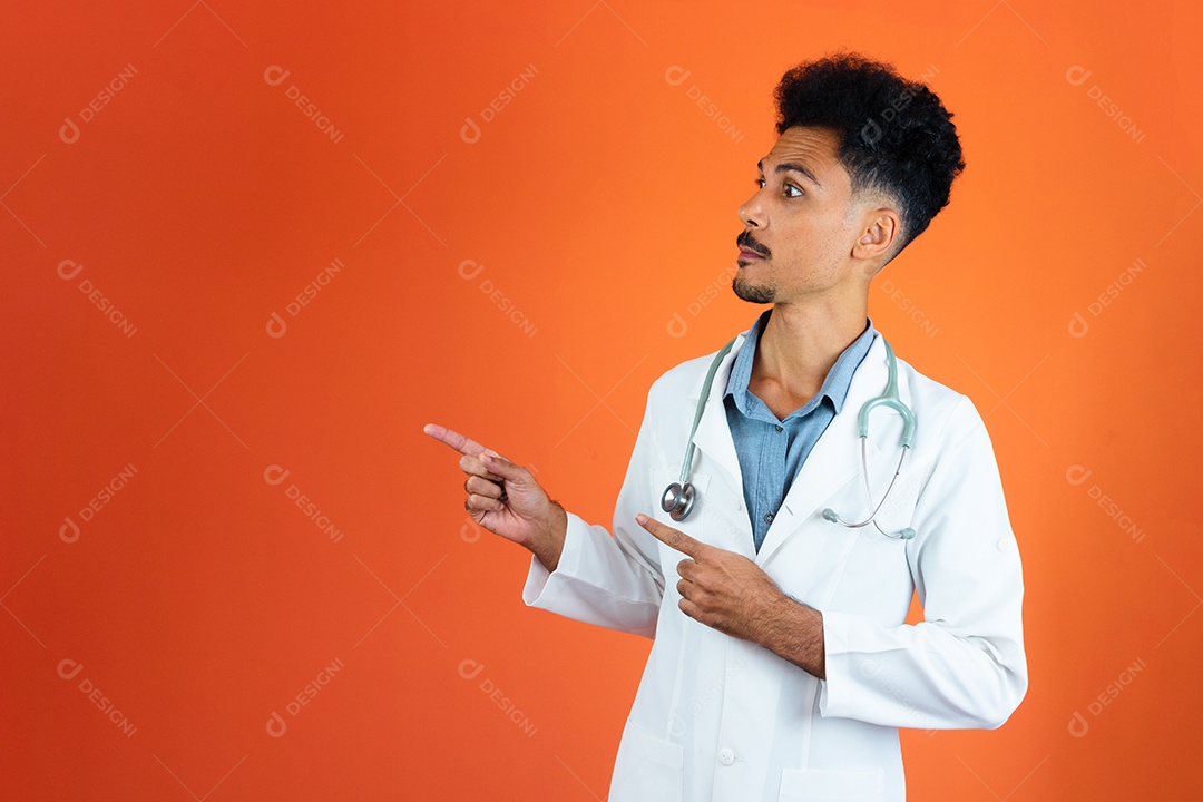Médico brasileiro negro residente com estetoscópio em fundo laranja.