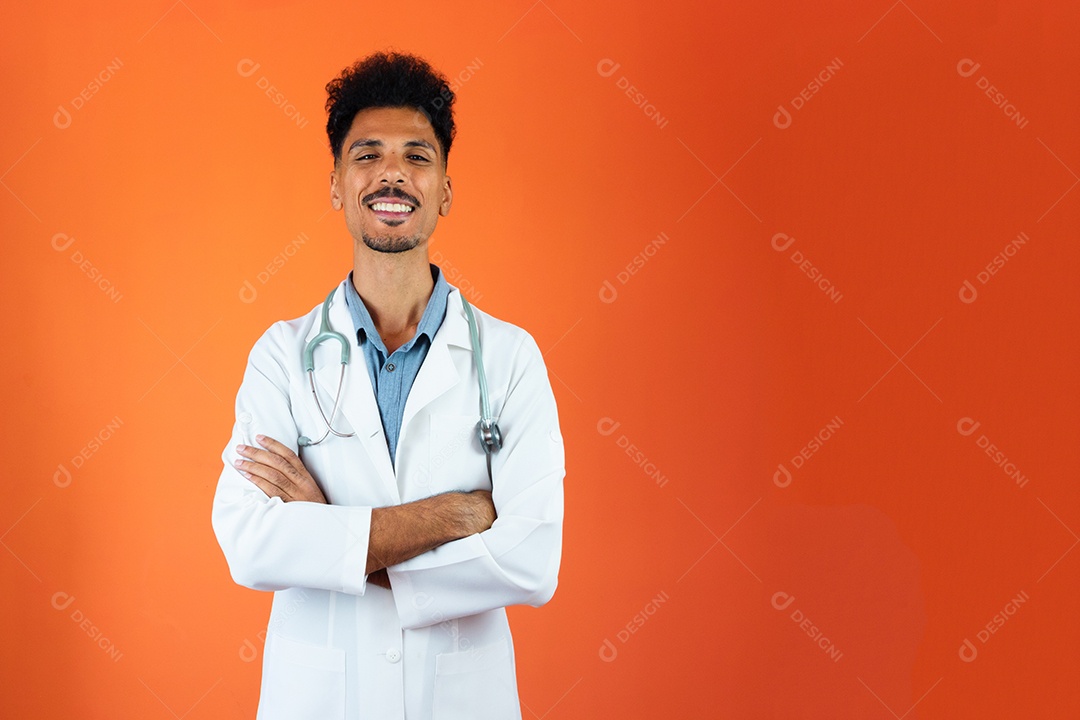 Médico brasileiro negro residente com estetoscópio em fundo laranja.