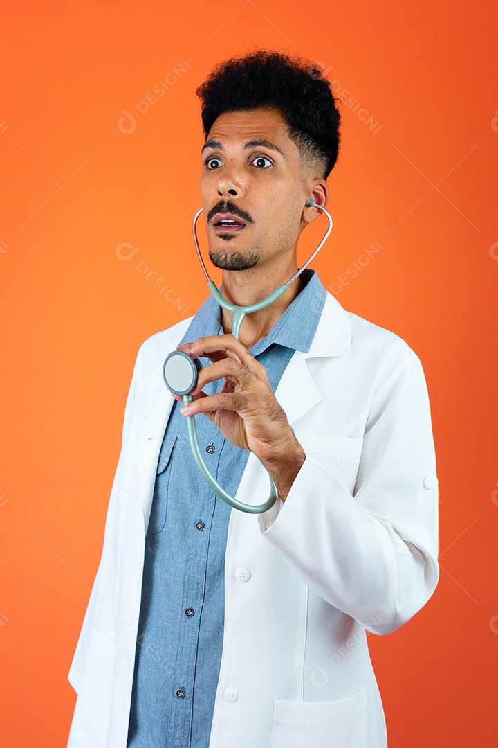 Médico brasileiro negro residente com estetoscópio em fundo laranja.