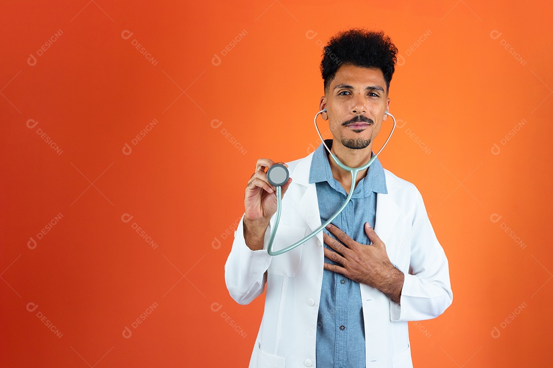 Médico brasileiro negro residente com estetoscópio em fundo laranja.