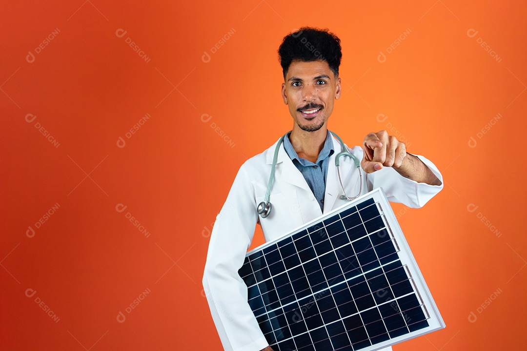 Médico jovem negro residente com estetoscópio segurando painel solar
