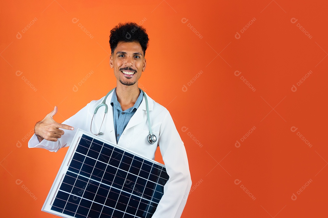 Médico jovem negro residente com estetoscópio segurando painel solar