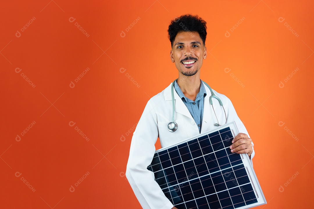 Médico jovem negro residente com estetoscópio segurando painel solar