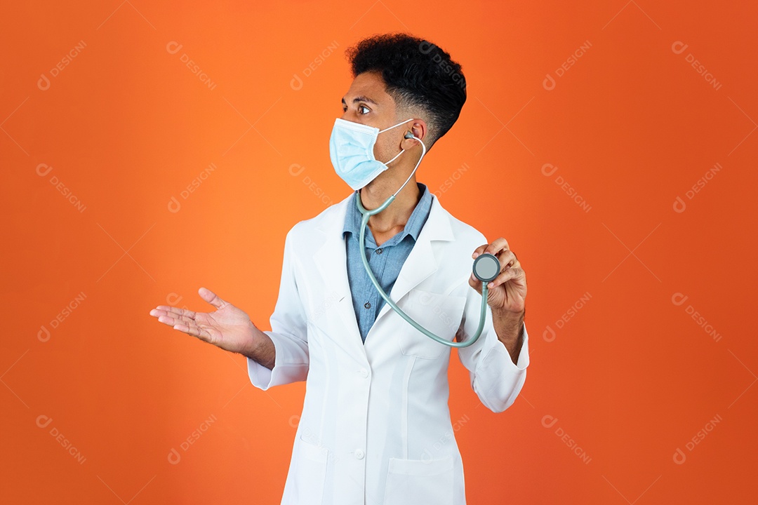 Médico jovem negro residente com estetoscópio segurando painel solar