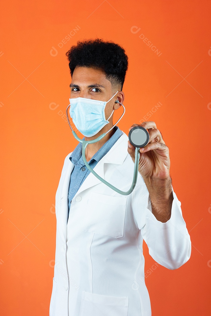 Médico brasileiro negro residente com estetoscópio e máscara pandêmica em fundo laranja.