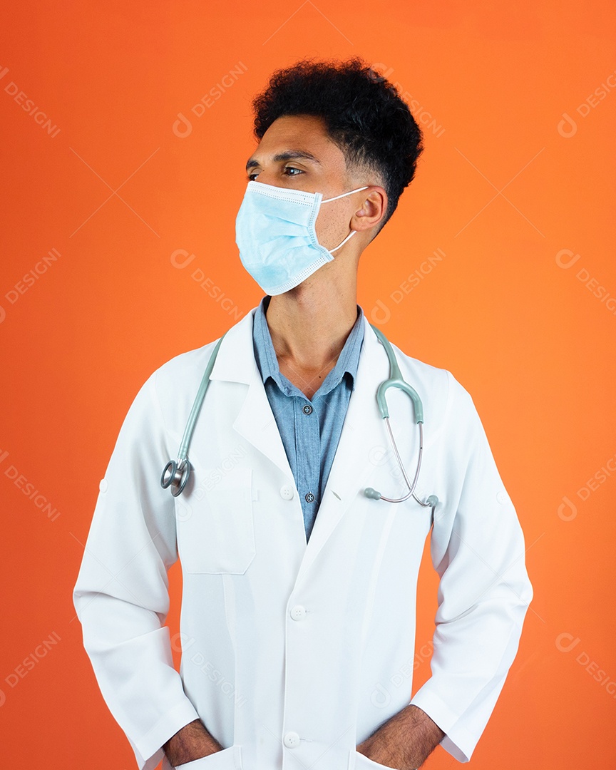 Médico brasileiro negro residente com estetoscópio e máscara pandêmica em fundo laranja.