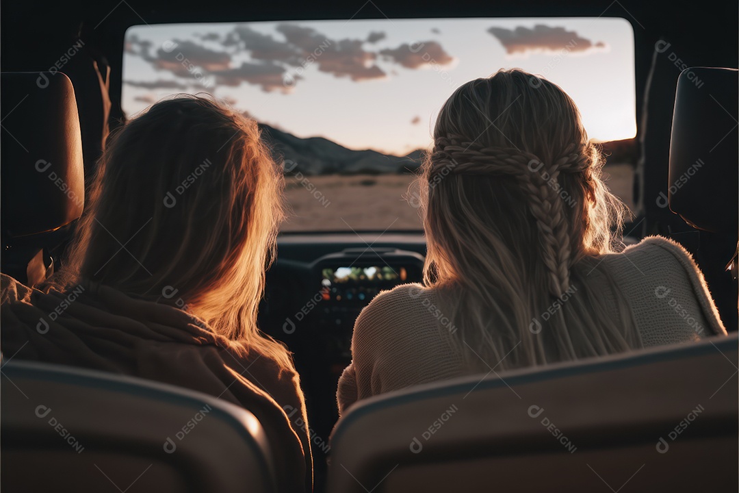 Amigas em um carro assistindo a um filme na tela grande do cinema ao ar livre, para o conceito de cinema
