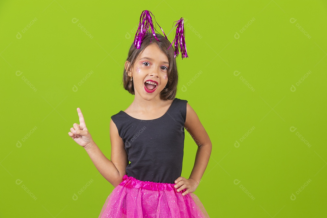 Linda menina jovem usando fantasia de carnaval sobre fundo isolado