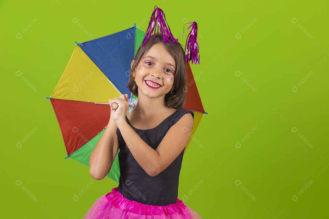 Linda menina jovem usando fantasia de carnaval sobre fundo isolado