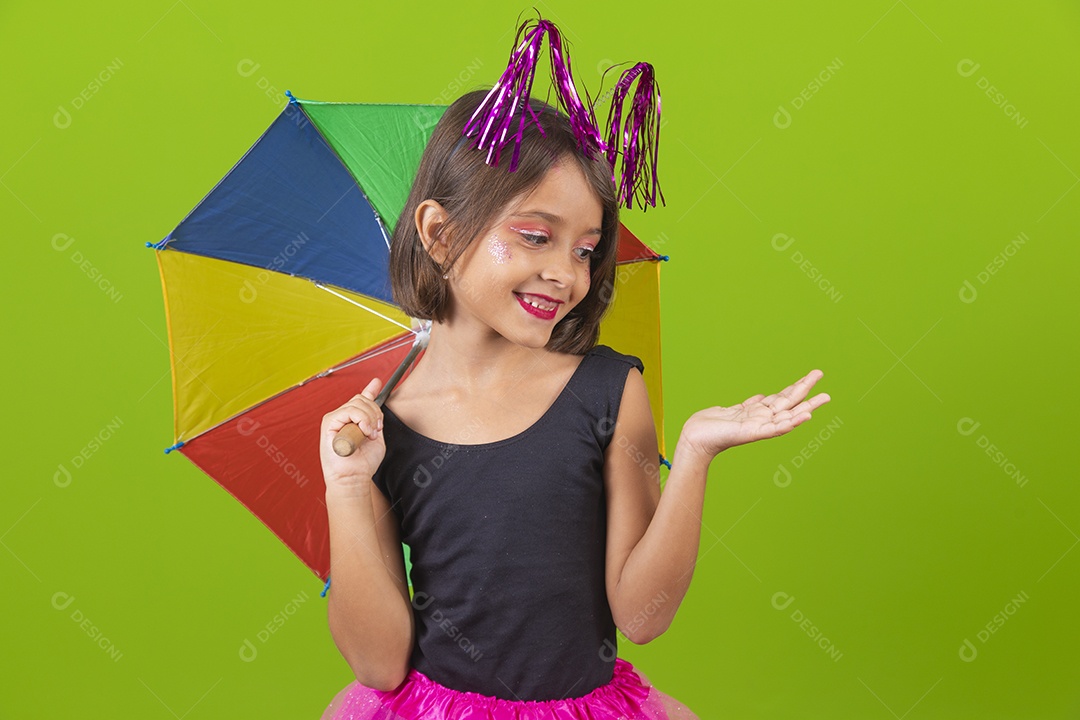 Linda menina jovem usando fantasia de carnaval sobre fundo isolado