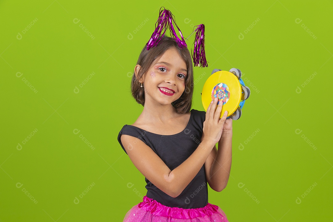 Linda menina jovem usando fantasia de carnaval sobre fundo isolado