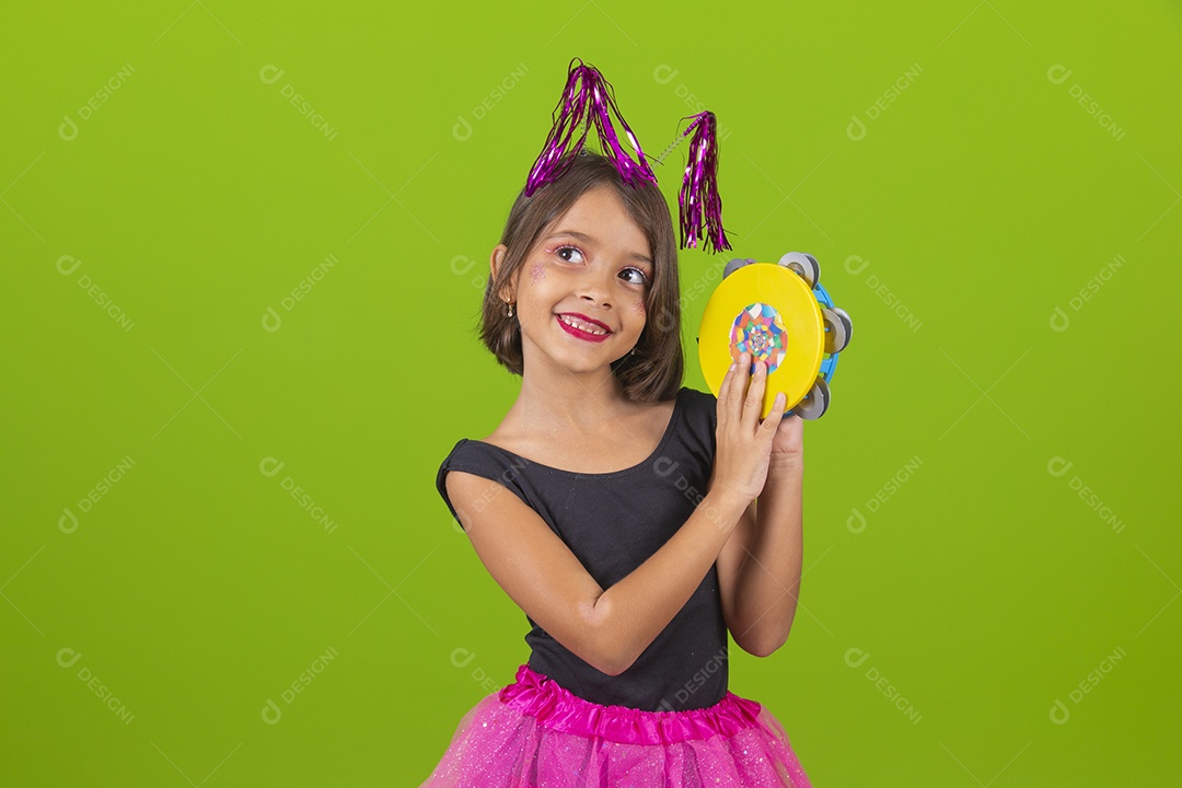 Linda menina jovem usando fantasia de carnaval sobre fundo isolado