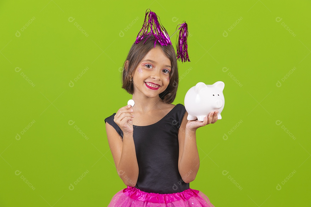 Linda menina jovem garota bonita segurando cofrinho sobre fundo isolado