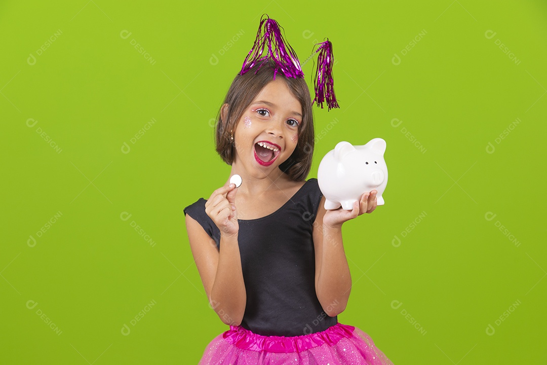 Linda menina jovem garota bonita segurando cofrinho sobre fundo isolado