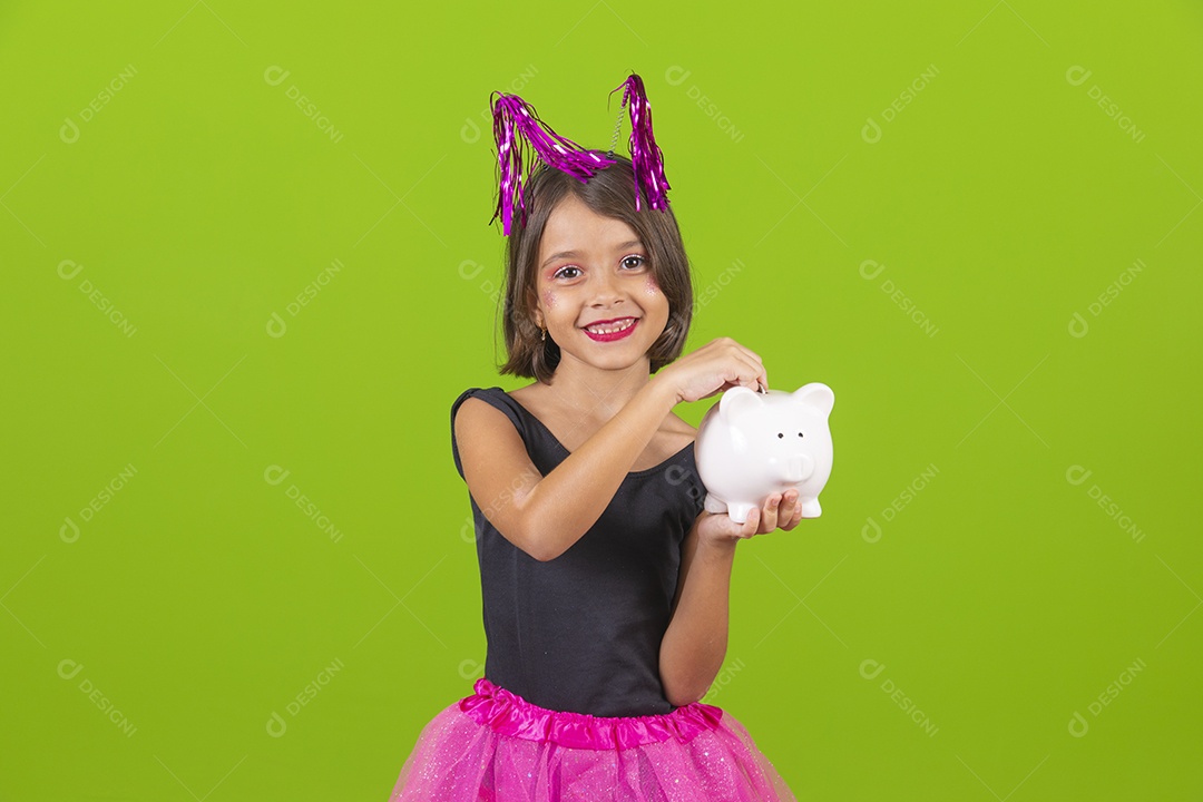 Linda menina jovem garota bonita segurando cofrinho sobre fundo isolado