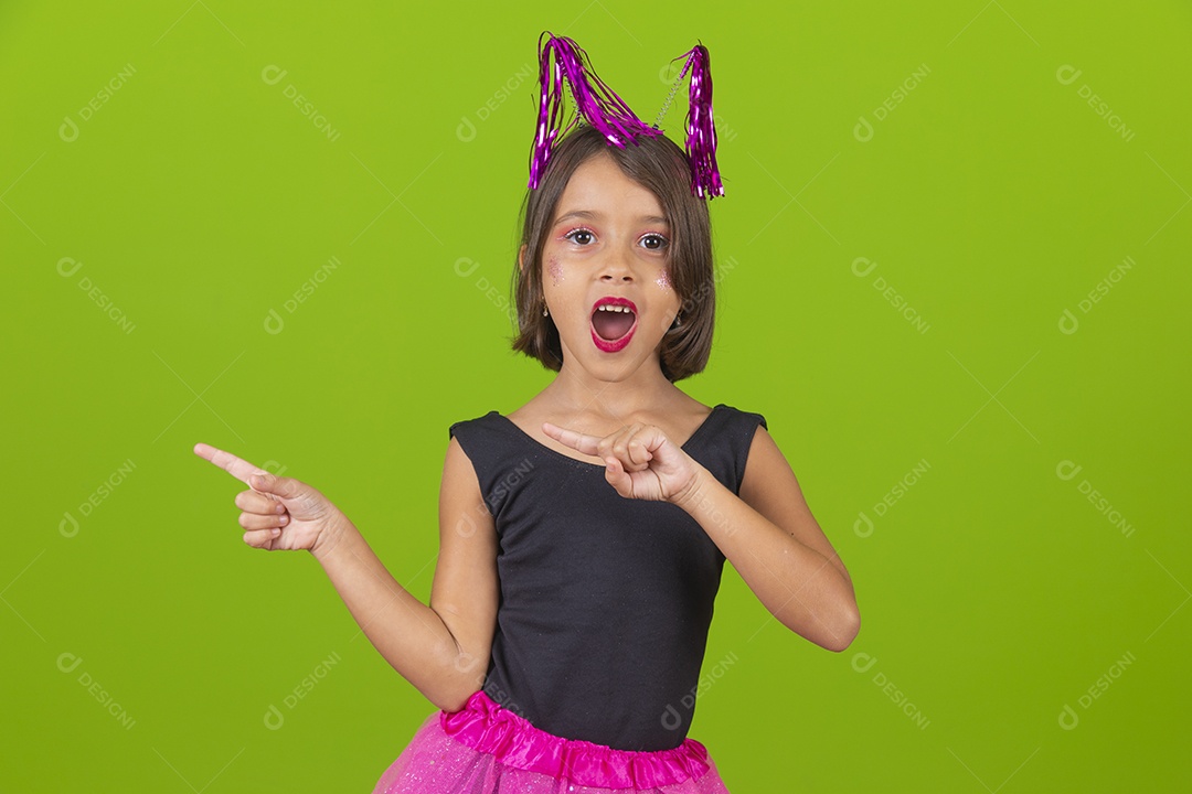 Linda menina jovem garota bonita sobre fundo isolado