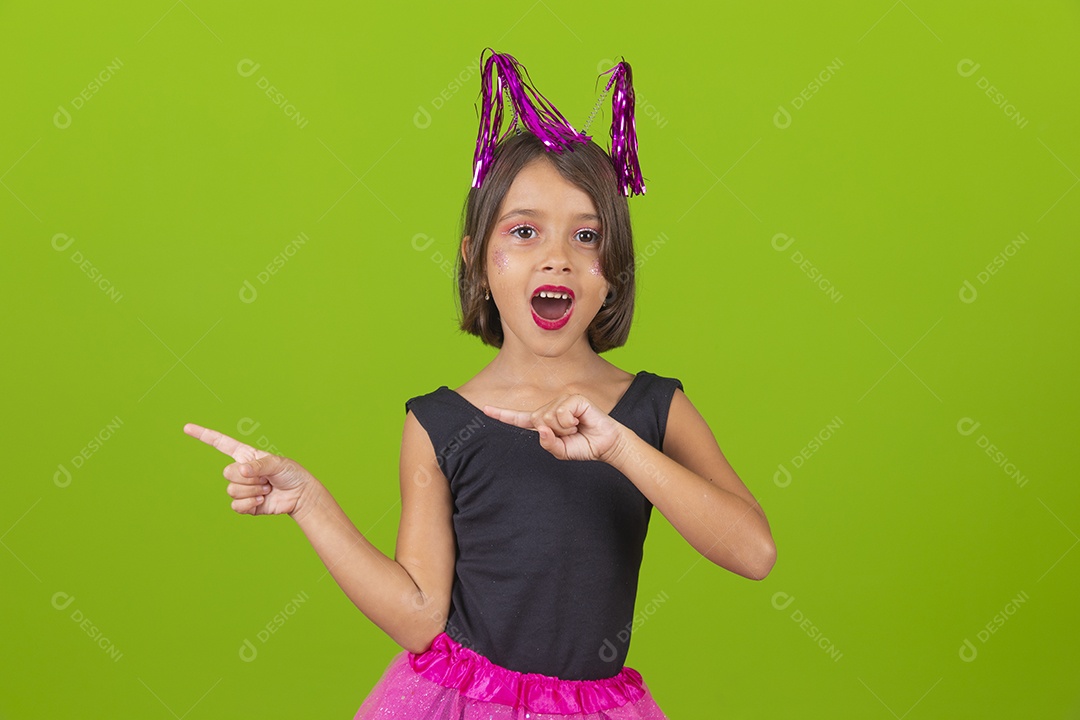 Linda menina jovem garota bonita sobre fundo isolado