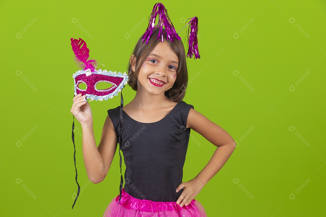 Linda menina jovem usando fantasia de carnaval sobre fundo isolado