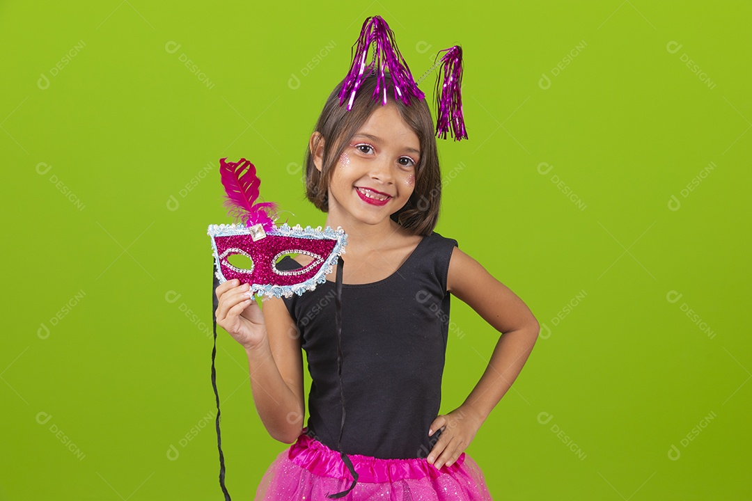 Linda menina jovem usando fantasia de carnaval sobre fundo isolado