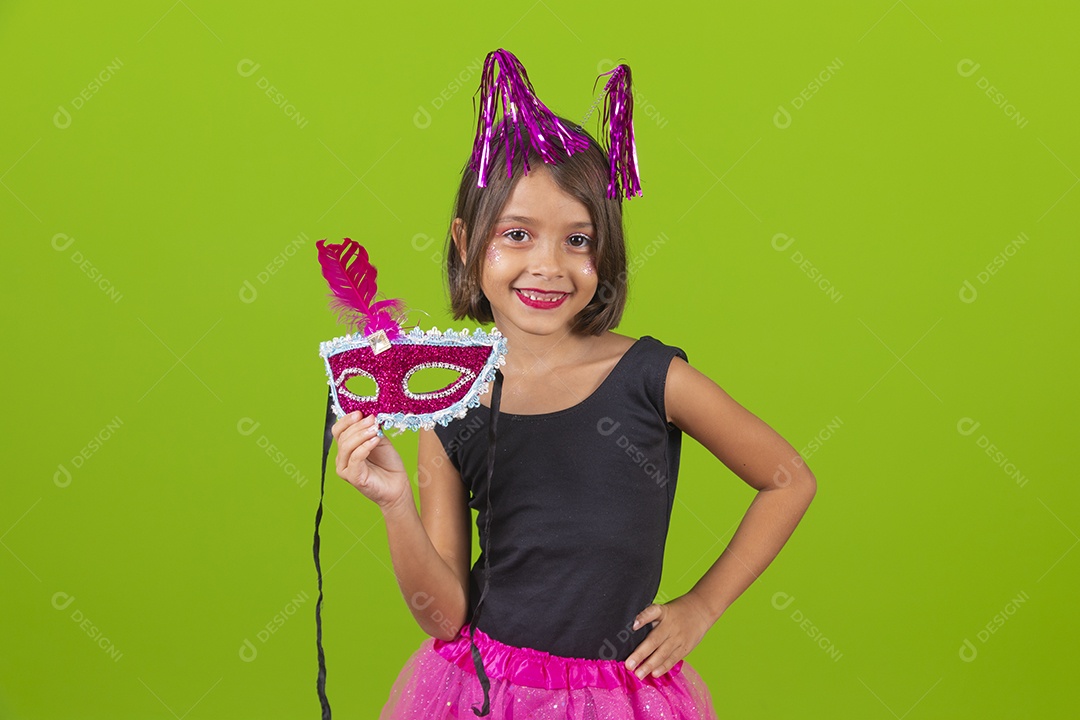 Linda menina jovem usando fantasia de carnaval sobre fundo isolado