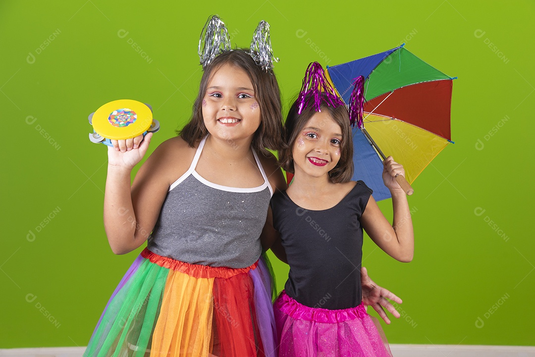 Lindas meninas jovens irmãs usando fantasia de carnaval sobre fundo isolado