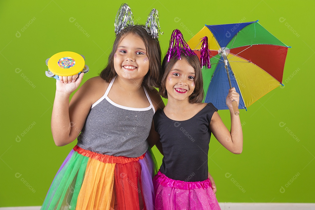 Lindas meninas jovens irmãs usando fantasia de carnaval sobre fundo isolado