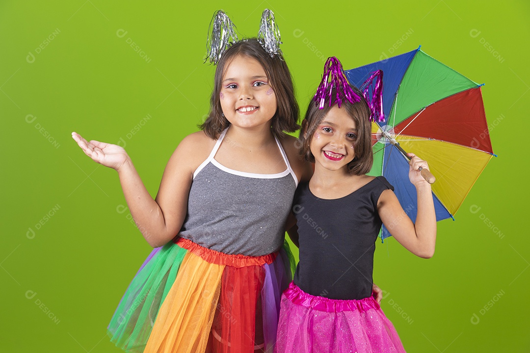 Lindas meninas jovens irmãs usando fantasia de carnaval sobre fundo isolado