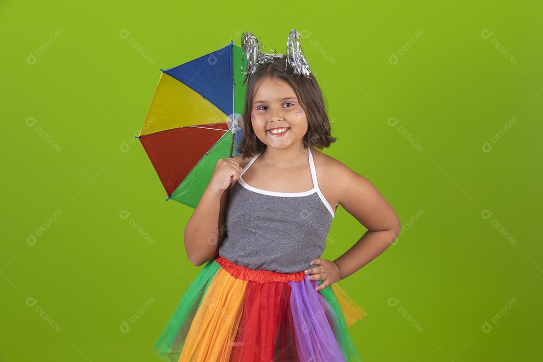 Linda menina jovem usando fantasia de carnaval sobre fundo isolado