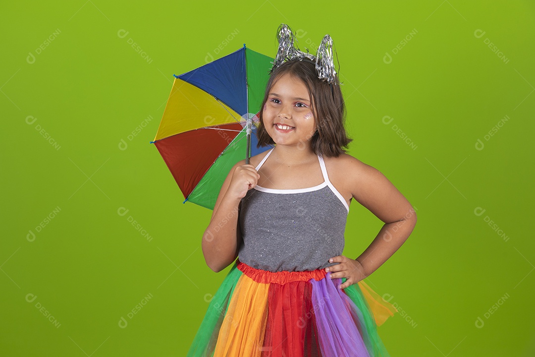 Linda menina jovem usando fantasia de carnaval sobre fundo isolado