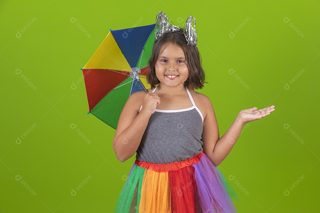 Linda menina jovem usando fantasia de carnaval sobre fundo isolado