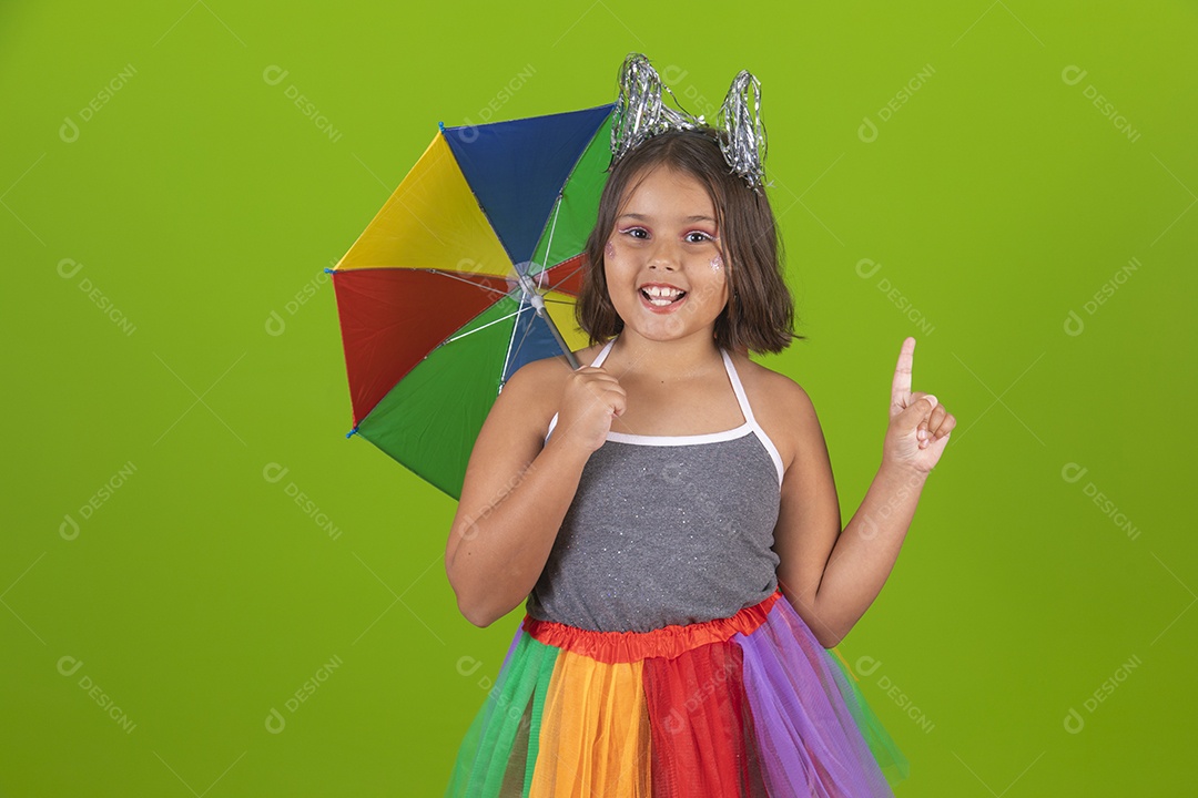 Linda menina jovem usando fantasia de carnaval sobre fundo isolado