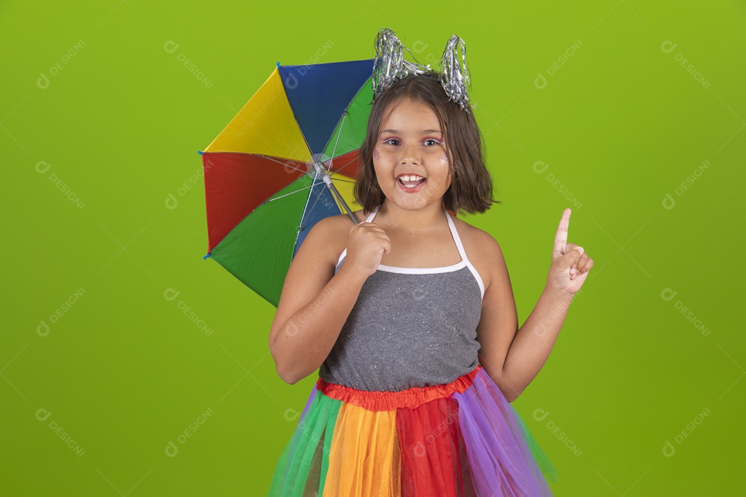 Linda menina jovem usando fantasia de carnaval sobre fundo isolado