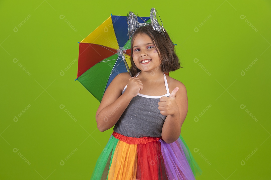 Linda menina jovem usando fantasia de carnaval sobre fundo isolado