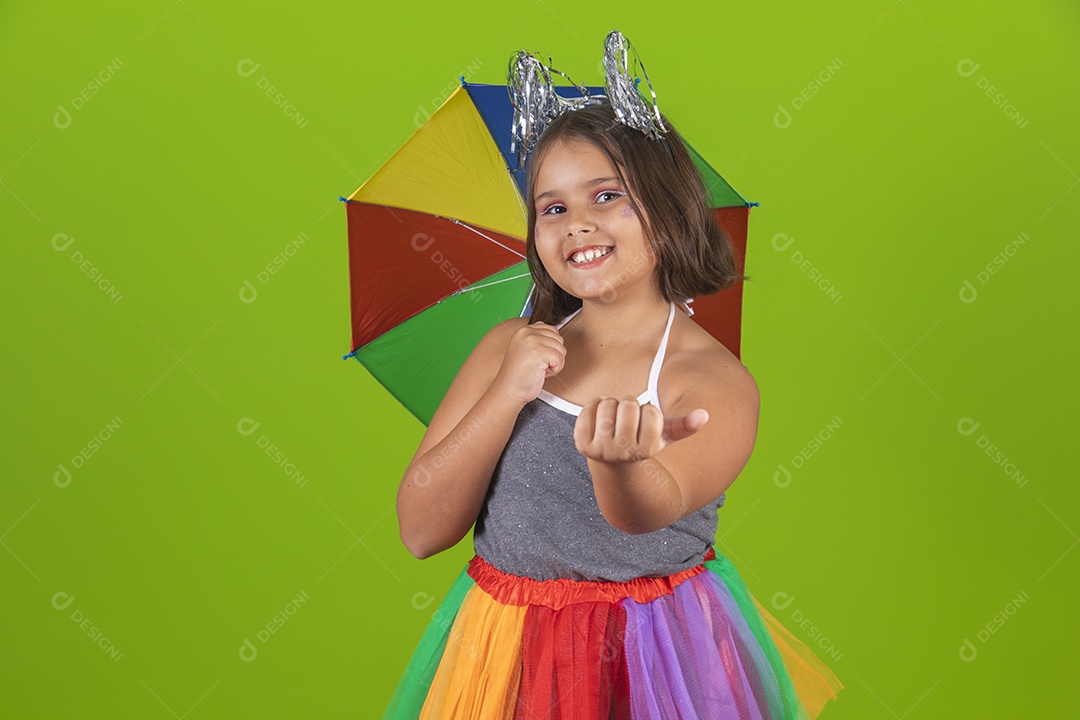 Linda menina jovem usando fantasia de carnaval sobre fundo isolado