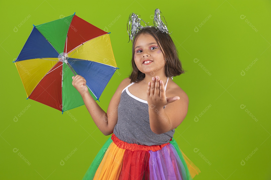 Linda menina jovem usando fantasia de carnaval sobre fundo isolado