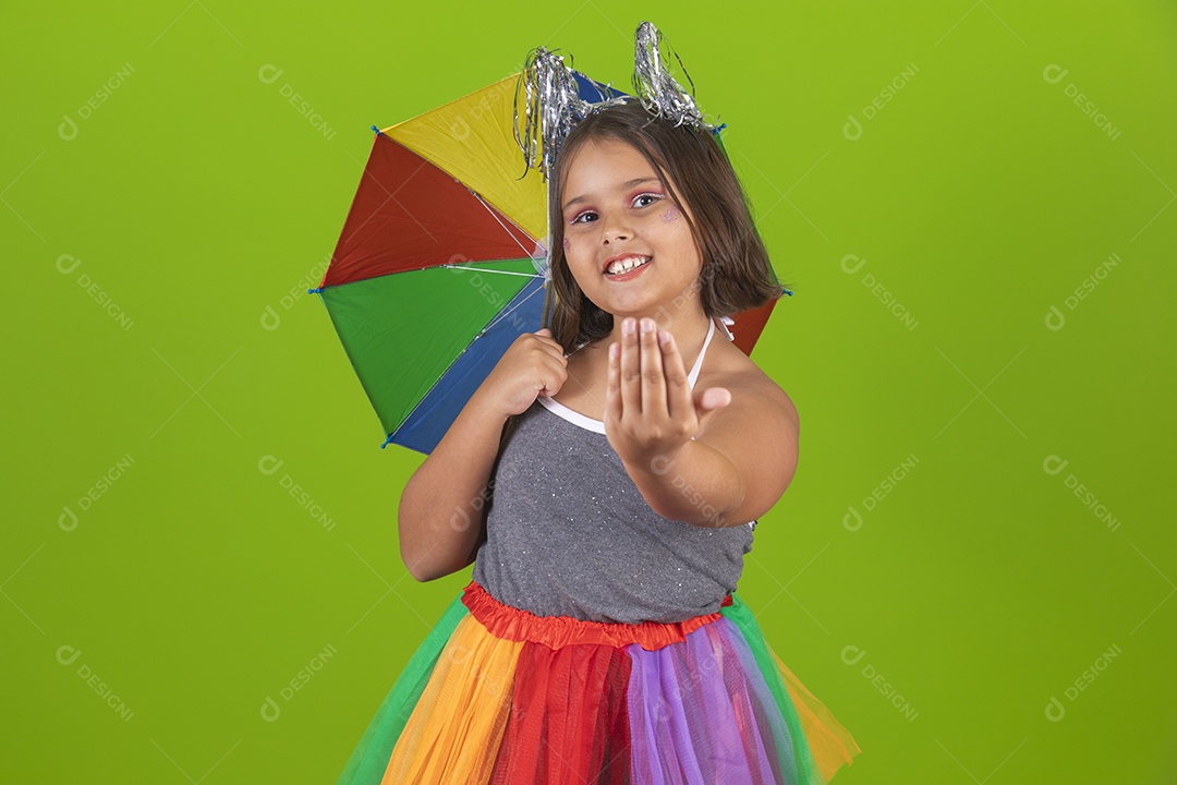 Linda menina jovem usando fantasia de carnaval sobre fundo isolado