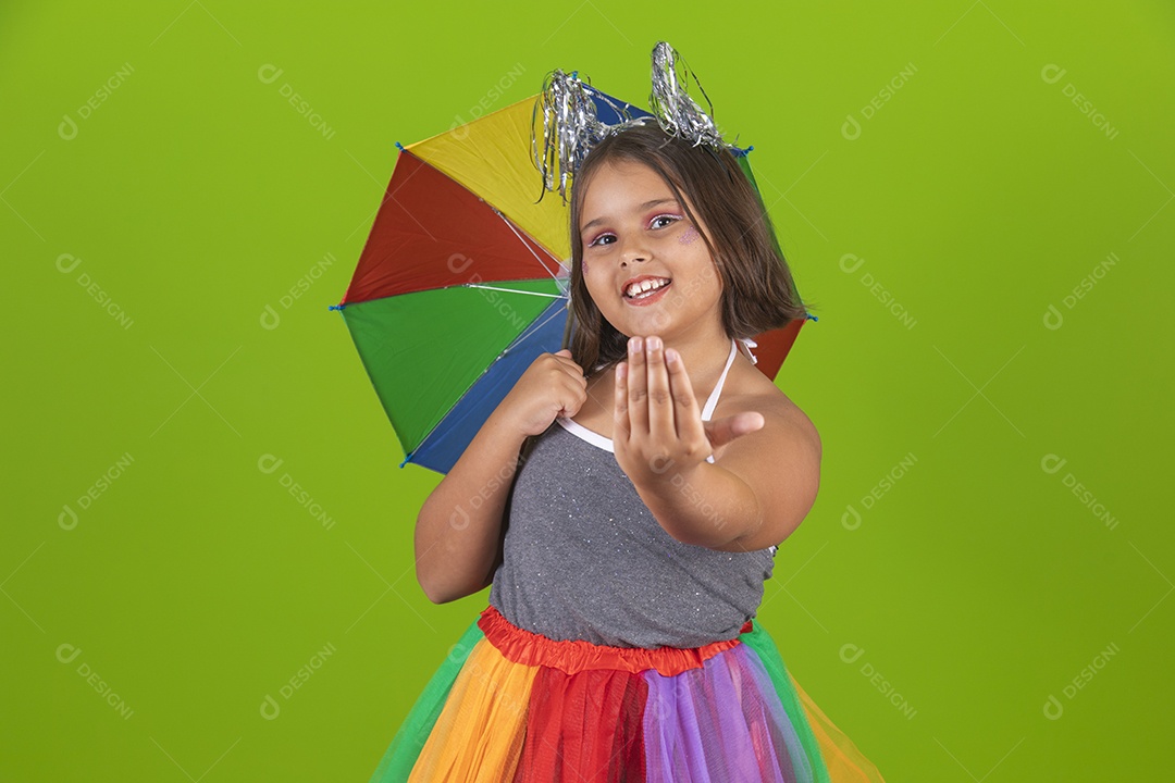 Linda menina jovem usando fantasia de carnaval sobre fundo isolado