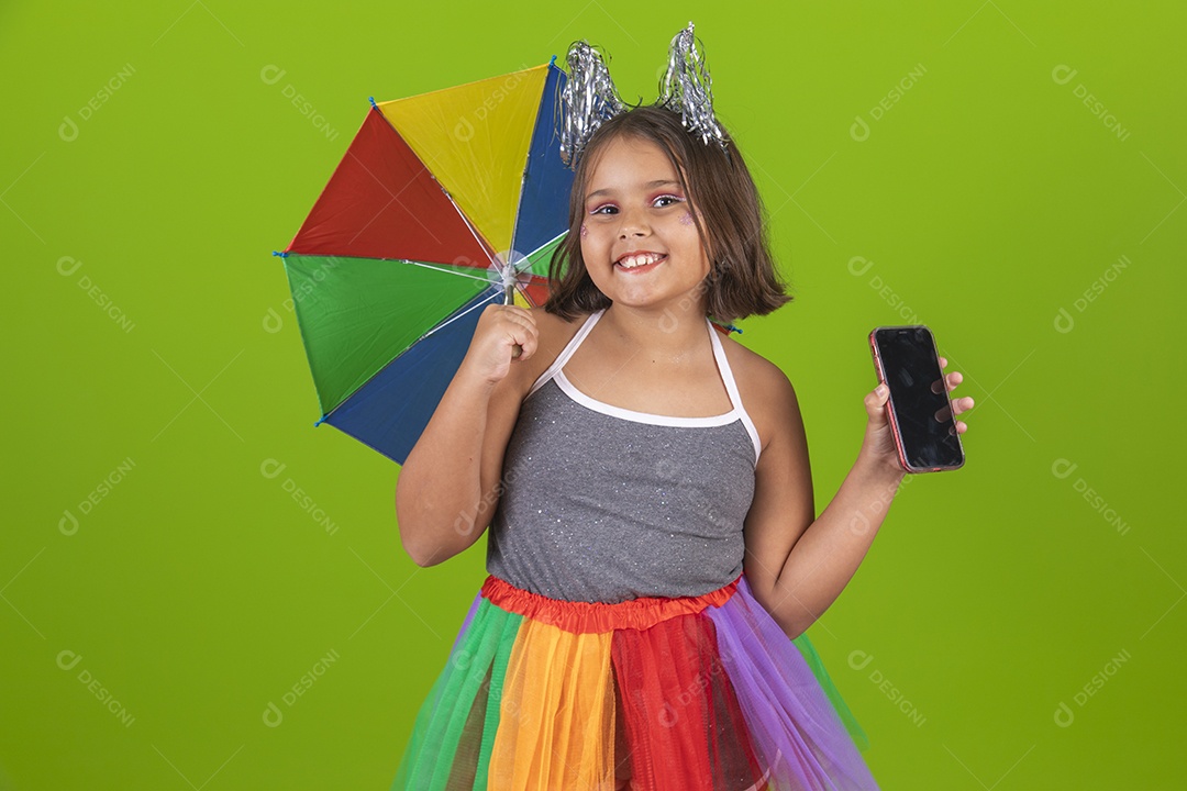 Linda menina jovem usando fantasia de carnaval sobre fundo isolado