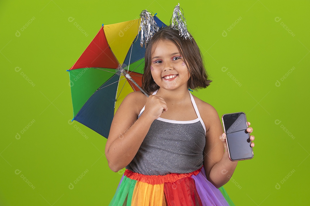 Linda menina jovem usando fantasia de carnaval sobre fundo isolado