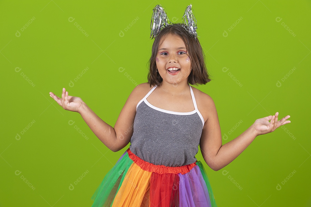 Linda menina jovem usando fantasia de carnaval sobre fundo isolado