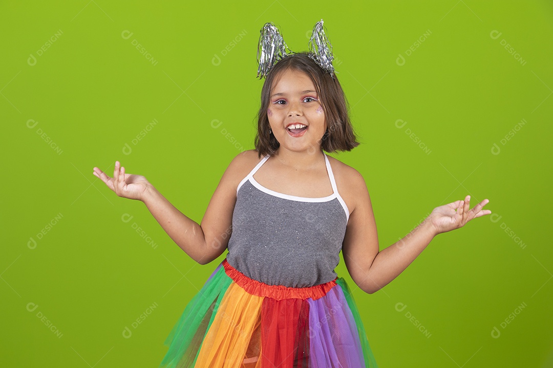 Linda menina jovem usando fantasia de carnaval sobre fundo isolado