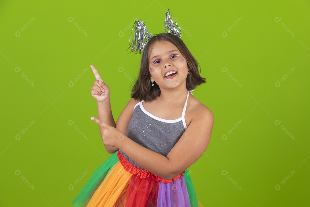 Linda menina jovem usando fantasia de carnaval sobre fundo isolado