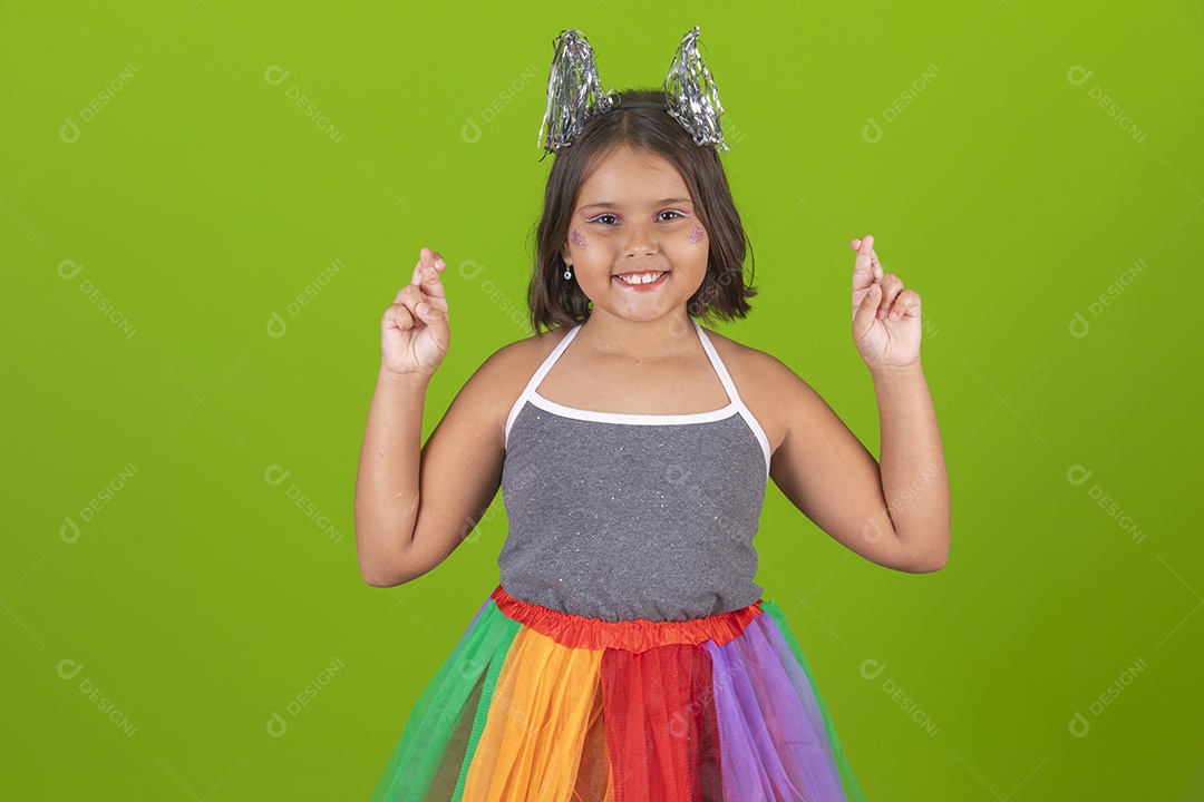 Linda menina jovem usando fantasia de carnaval sobre fundo isolado