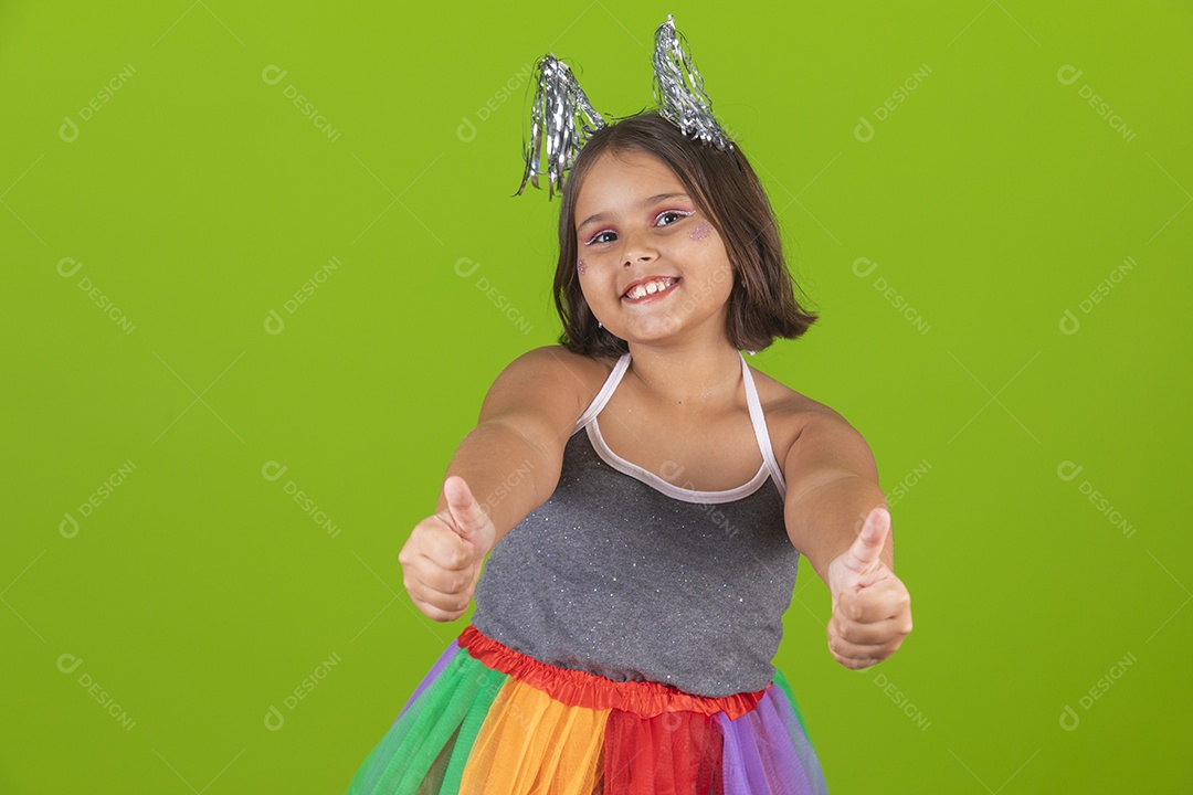 Linda menina jovem usando fantasia de carnaval sobre fundo isolado