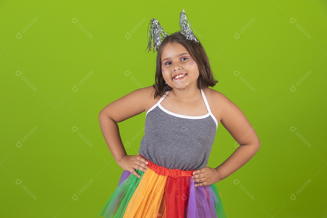 Linda menina jovem usando fantasia de carnaval sobre fundo isolado