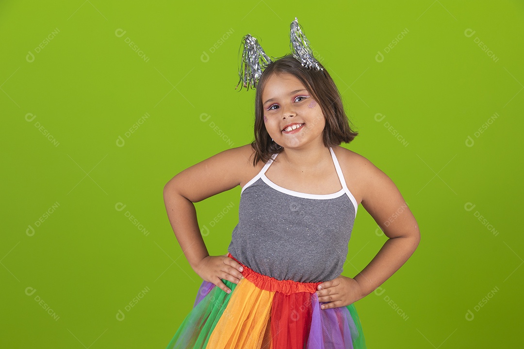 Linda menina jovem usando fantasia de carnaval sobre fundo isolado